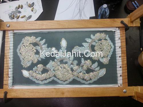 applique menggunakan ambour beading frame