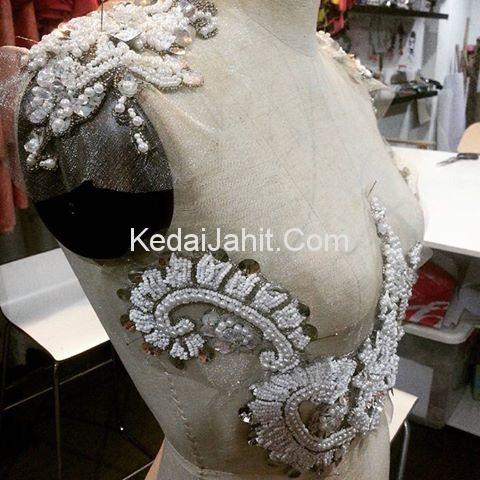 Hasil akhir jahit manik baju pengantin
